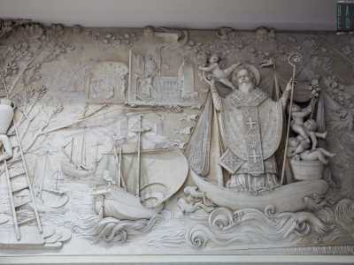 Notiamo infine tre navi. Una, vicina a san Nicola, � senza dubbio una �caravella� e rinvia non soltanto al santo, ma anche al celebre logo simbolo della Fiera del Levante, qui trasposto in scultura. Ma i vascelli potrebbero richiamare anche un altro importante momento della vita barese: la nave con la quale il Doge di Venezia, nel 1002, liber� la citt� dall�assedio dei Saraceni